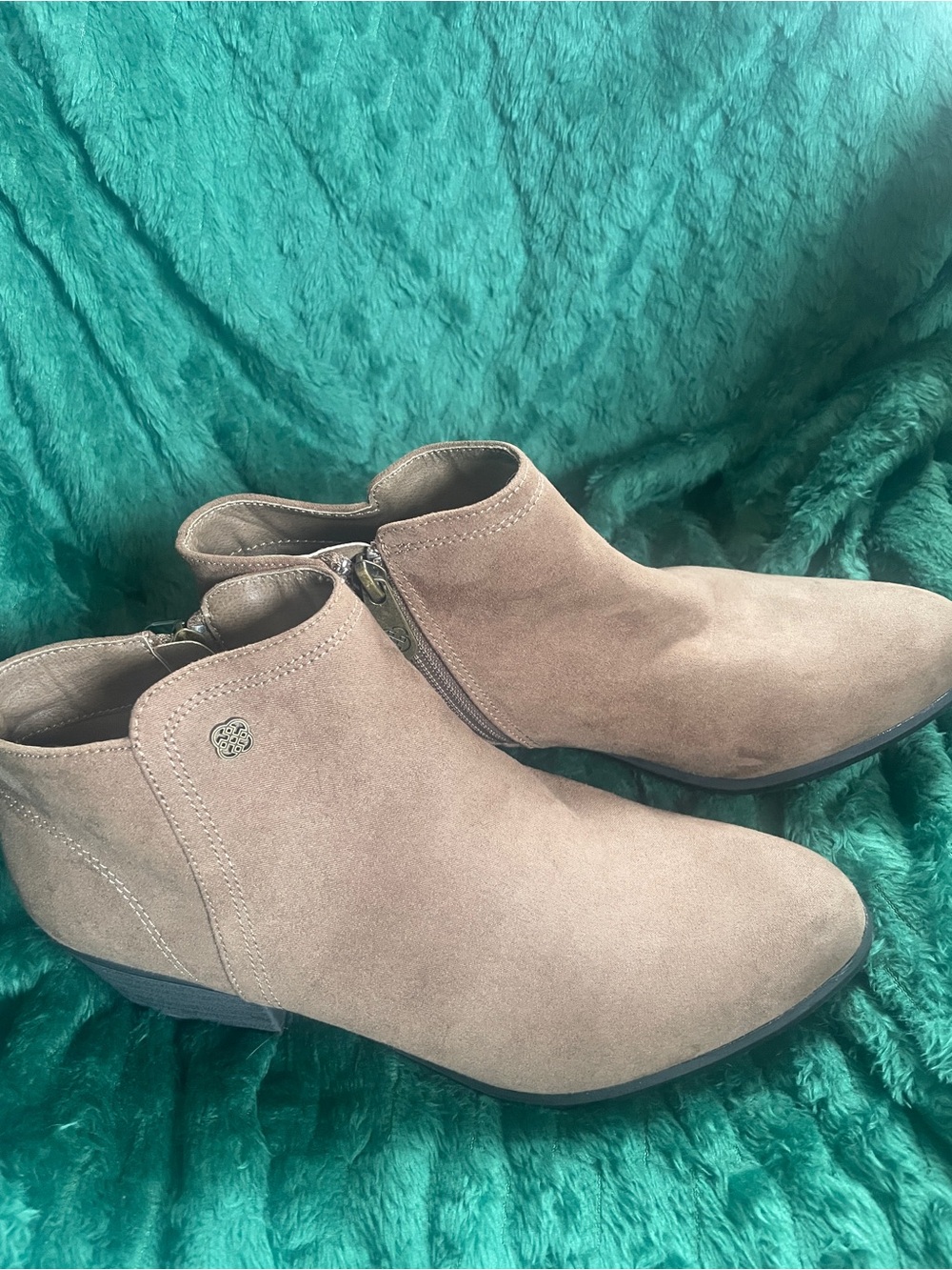 NWT Daisy Fuentes Brown Suede Ankle Booties with Side Zipper size 8 - Picture 4 of 8